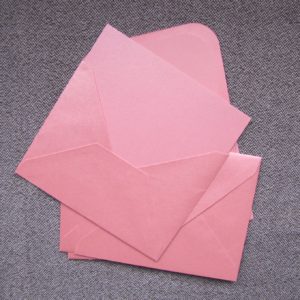 Enveloppe rose irisée et carte : lot de 4